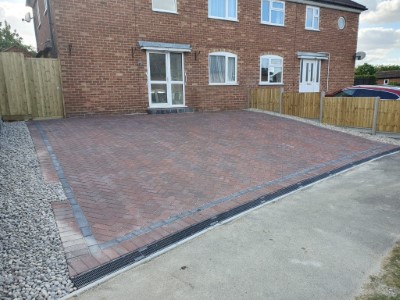 Brindle paved driveway with charcoal border